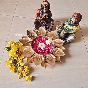 Nestique Cast Iron Round Flower Border Designer Decorative Lotus de Urli